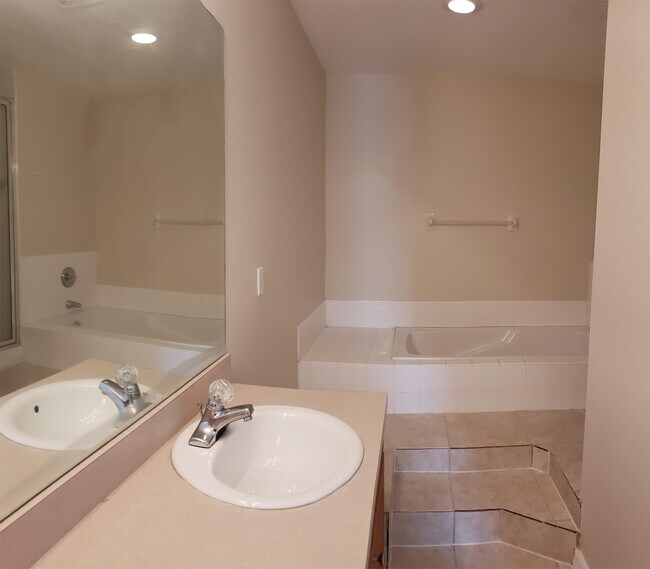 Building Photo - 2418 Fan Palm Dr