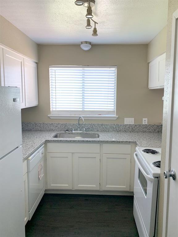 Building Photo - 7607 Fallbrook Dr