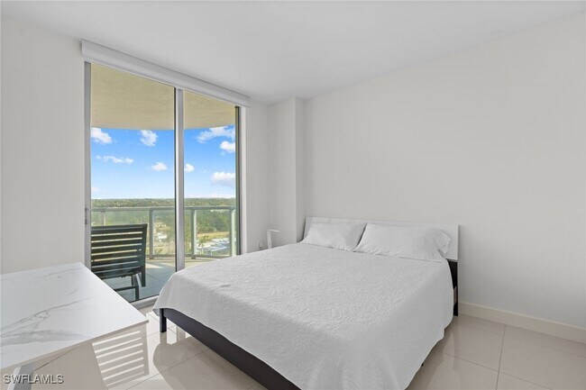 Foto del edificio - 3000 Oasis Grand Blvd