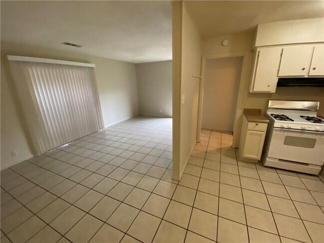 Building Photo - 2204 Mission Hill Dr