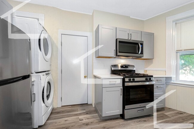 Foto del edificio - 9/1 Fully renovated 3BR in Oak Sq, w/d in unit!