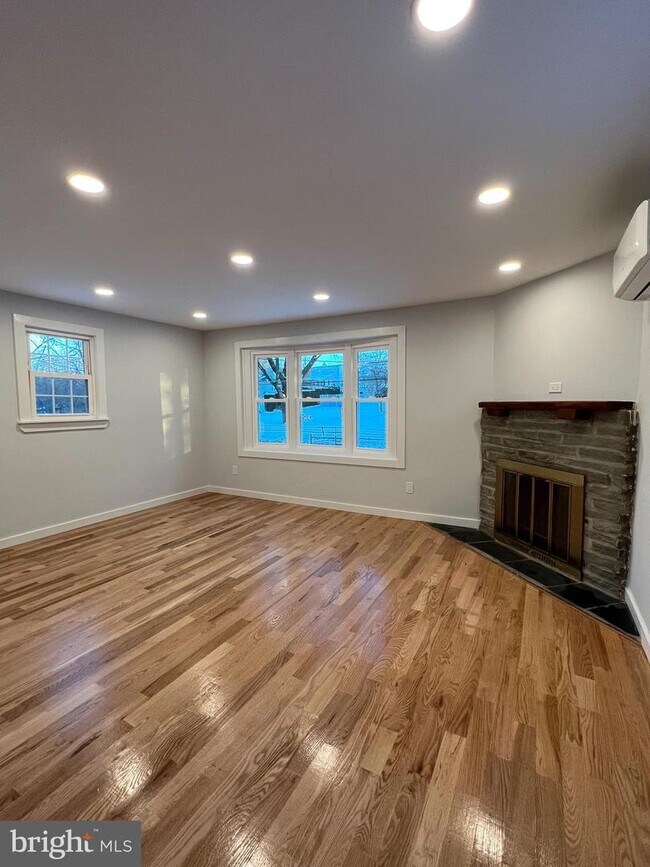 Building Photo - 2518 Fernwood Ave