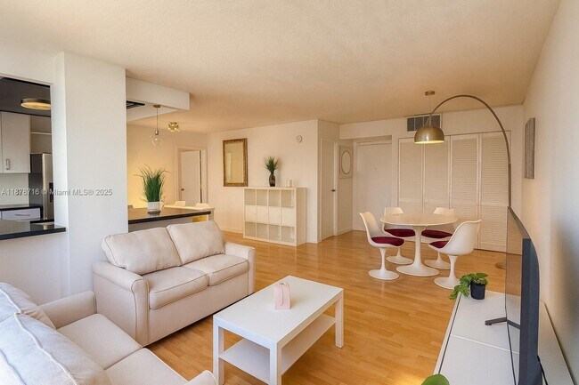 Foto del edificio - 16909 N Bay Rd
