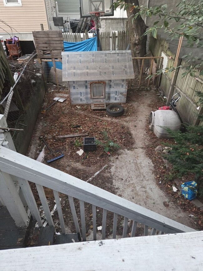 Foto del edificio - 5BR/1.5BA Row Home with Backyard and Laund...
