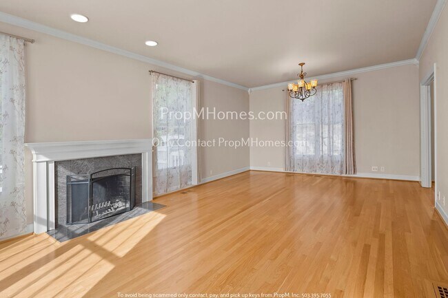 Foto del edificio - Classic Charm, Three Bedroom Beauty in NW Heights!