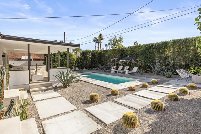 Foto del edificio - 73125 Guadalupe Ave