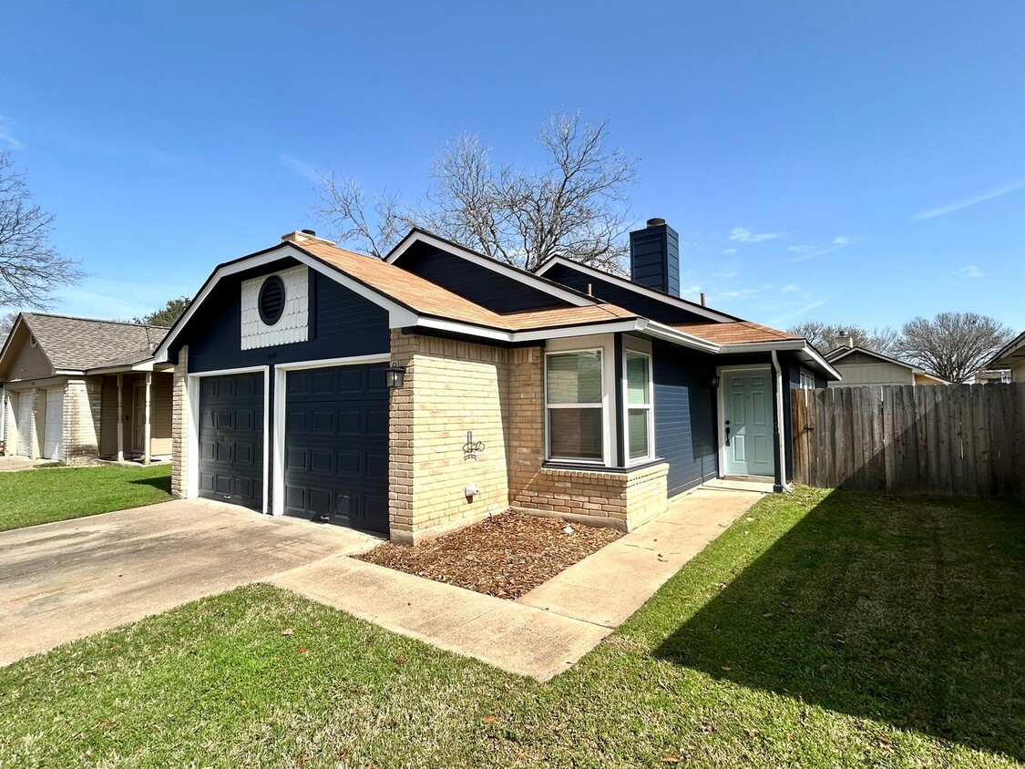 Foto principal - Charming 2-Bed, 2-Bath Home in Austin!