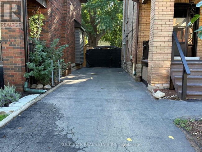 Building Photo - 203 Fairleigh Ave S