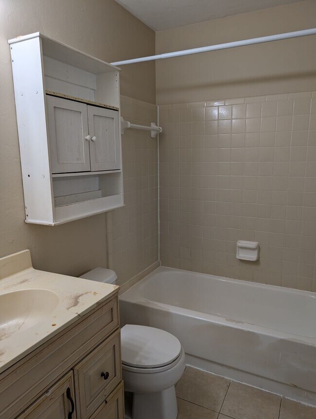 Building Photo - AVAILABLE 8/1/25 - Large 2/1 Townhouse Clo...