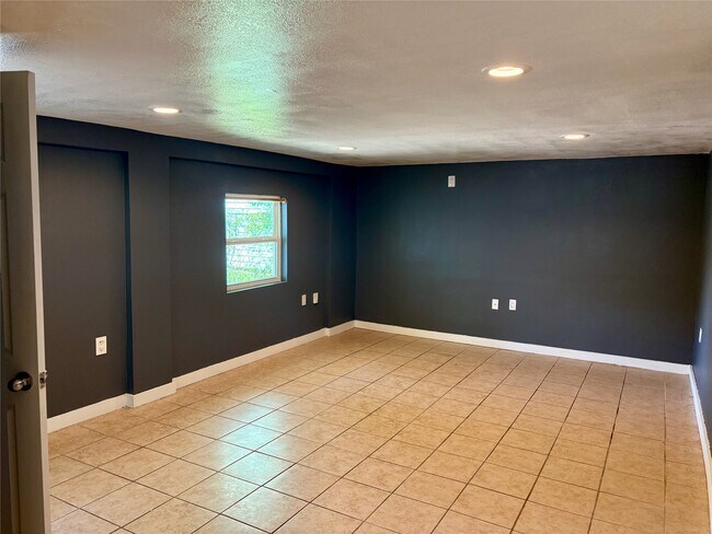 Building Photo - 4817 Ave Q 1/2