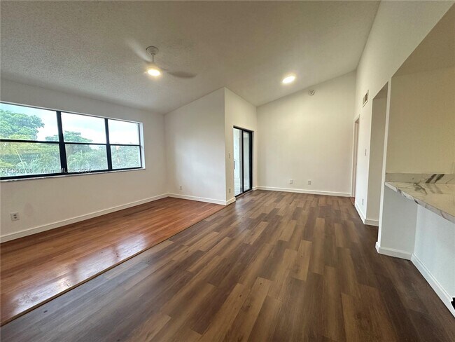 Foto del edificio - 530 S Park Rd