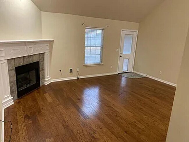 Building Photo - Available September 1st!  4 Bedroom, 3 Ful...