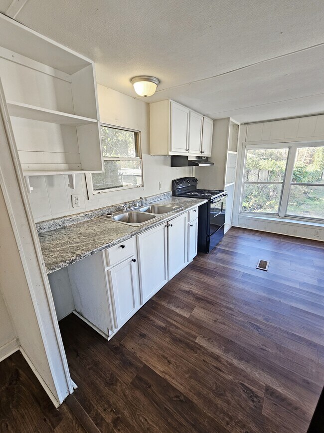 Foto del edificio - 412 McElhaney Rd