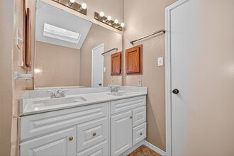 Building Photo - 1926 Woodland Hills Dr