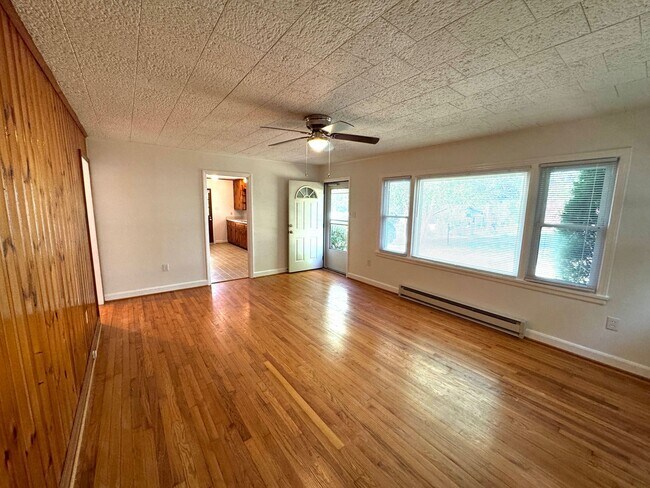 Foto del edificio - West AVL  - Mountain Views, Garden Space, Beautiful Yard!