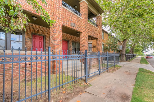 Building Photo - Kamp's Court Apartments