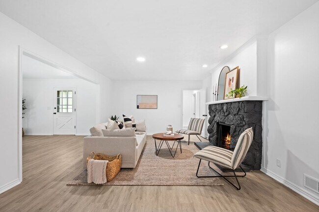 Foto del edificio - Spacious 5 Bed, 2 Bath Home in Holladay