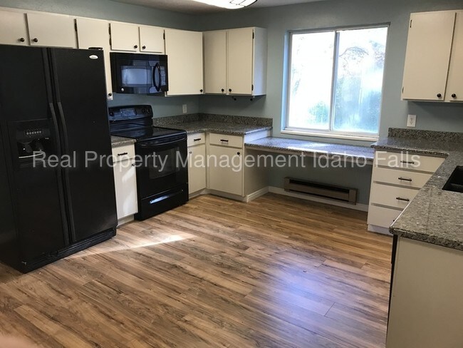Building Photo - 3 Bedroom house for rent