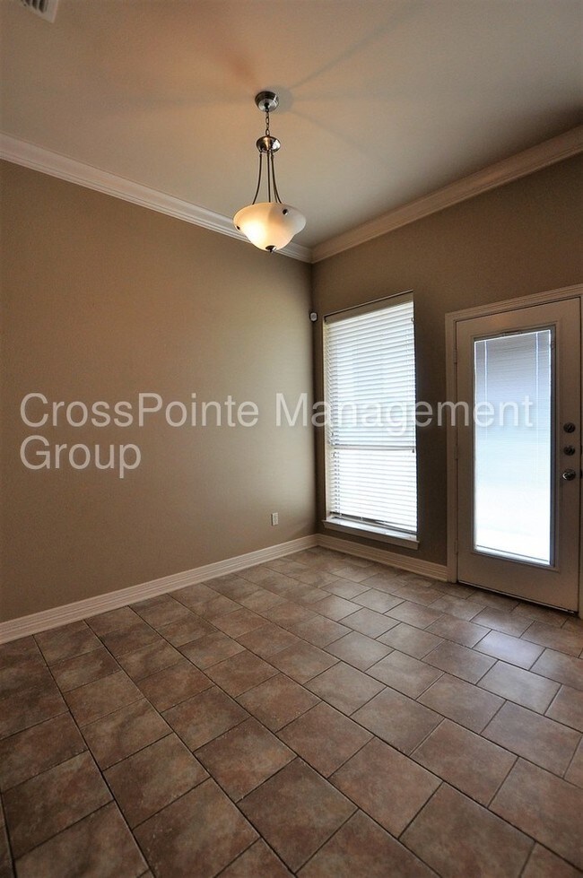 Building Photo - Stunning 4 Bedroom in Flint!