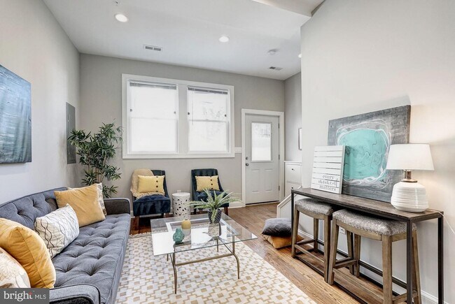 Building Photo - 1013 E St SE