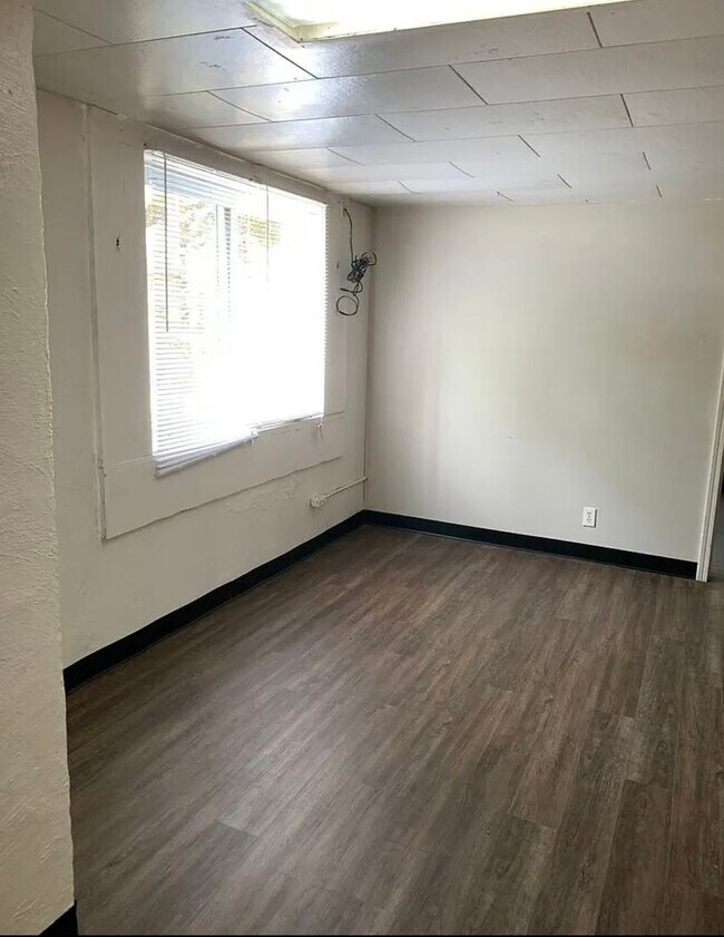 Foto del edificio - 107 S Bryan Ave
