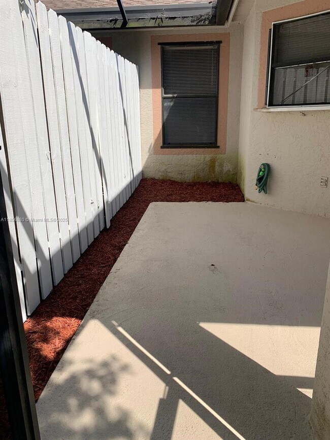 Foto del edificio - 2816 Stoneway Ln