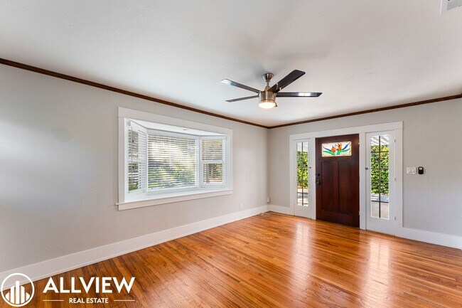 Foto del edificio - Charming Eastside Costa Mesa Home with Private Yards & Covered Patio Near Newport Beach