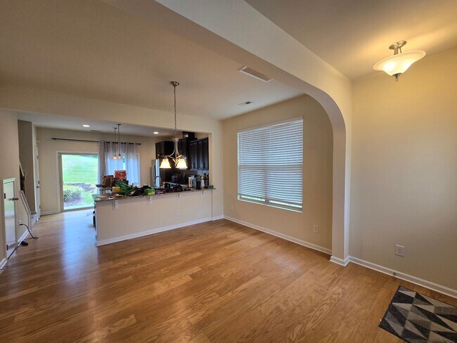 Building Photo - Thompson Ridge Gem!