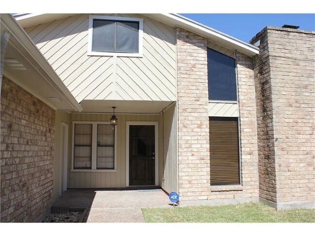 Building Photo - 317 San Saba Dr