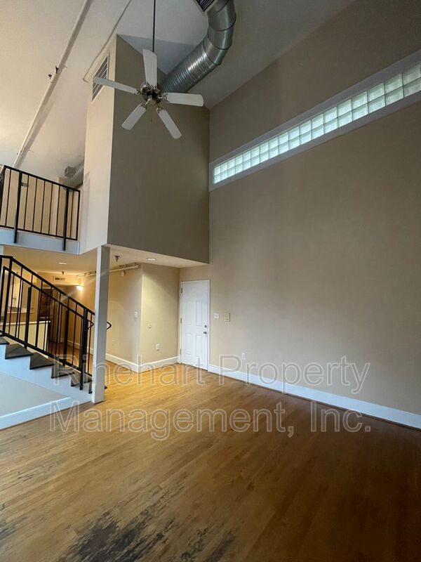 Foto del edificio - 210 E Main St