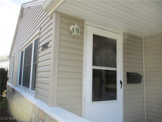 Foto del edificio - 32402 Bainbridge Rd