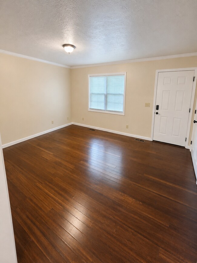 Foto del edificio - Bright 3-Bedroom Cookeville Home with Hardwood Floors & Covered Porch