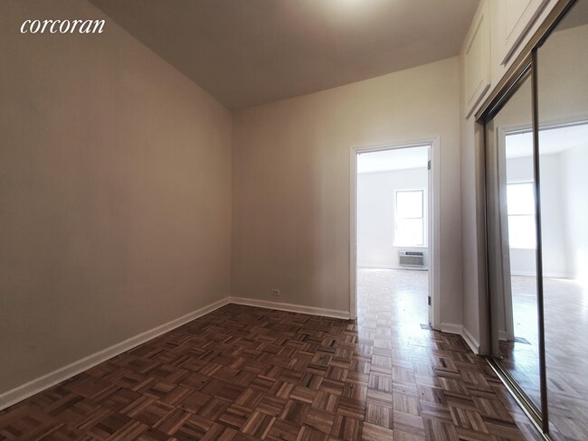Building Photo - 531 Graham Ave