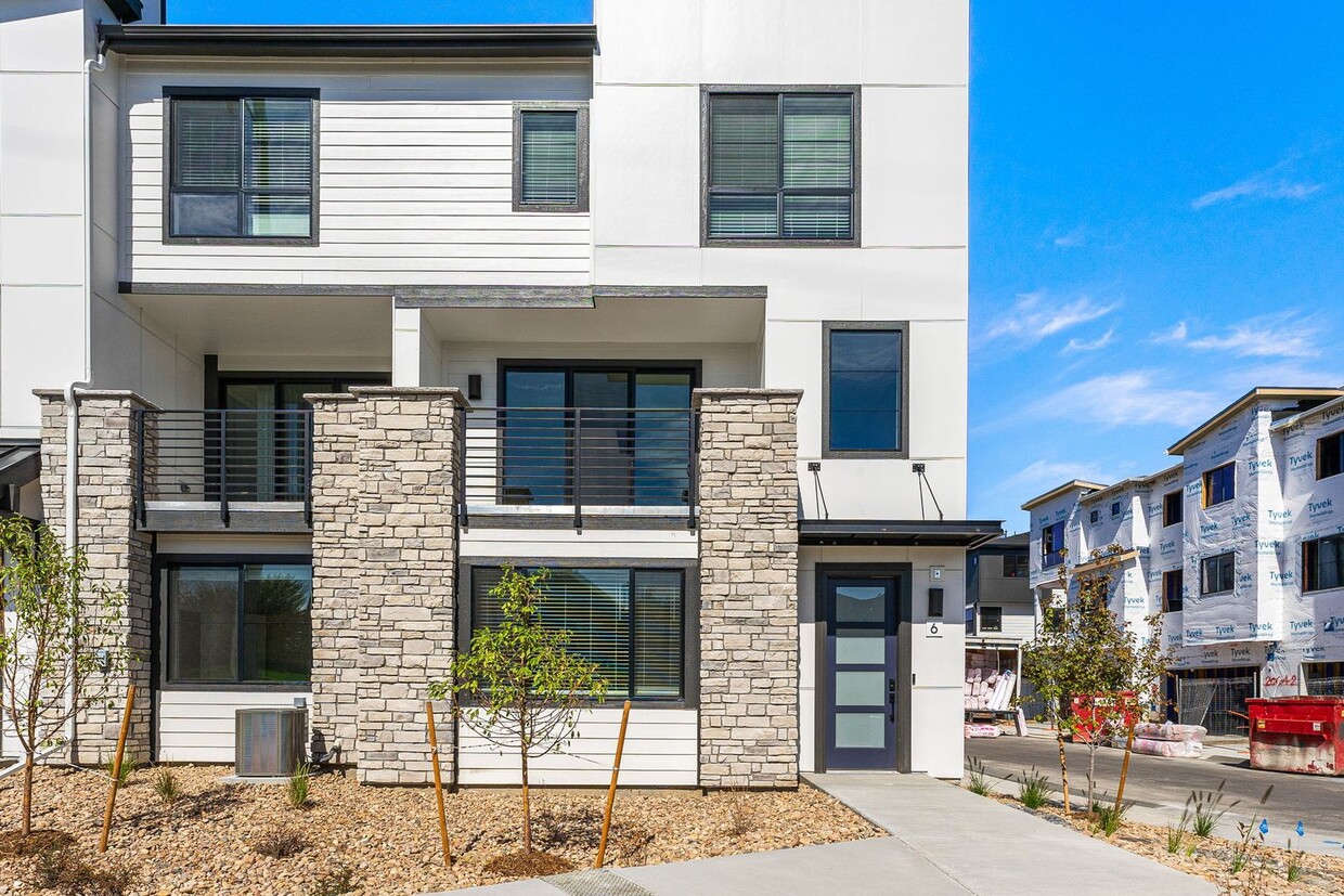 Foto principal - New Construction! Denver Location