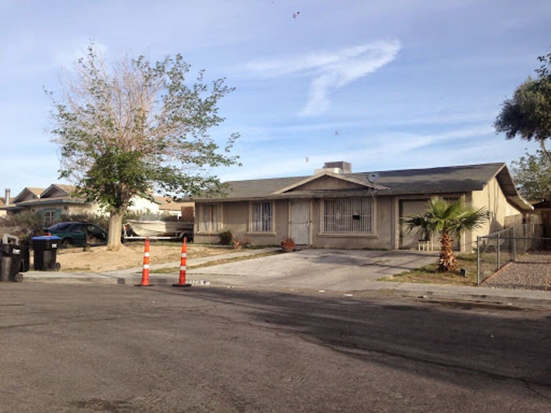 Building Photo - SIMPLY STUNNING! LUXURIOUS 3 BEDROOM 1 BAT...