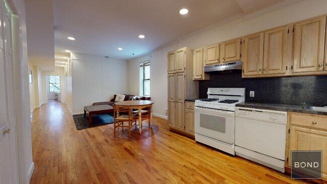 Building Photo - 246 E 44th St