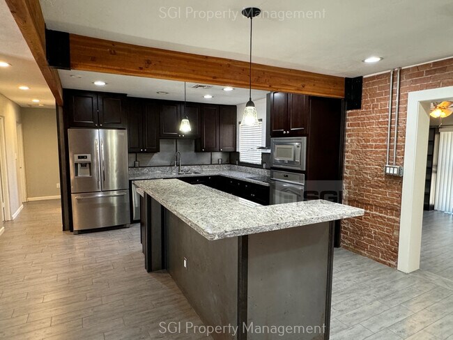 Building Photo - Uptown Phoenix location!