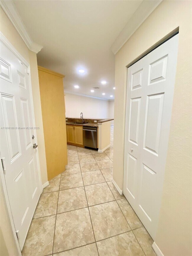 Foto del edificio - 4935 SW 66th Terrace