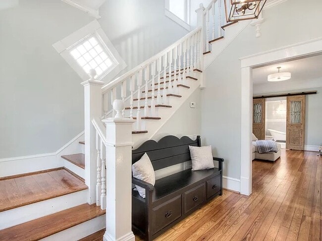 Building Photo - 3 Bedrooms, 2 Bathrooms - Home close to Do...