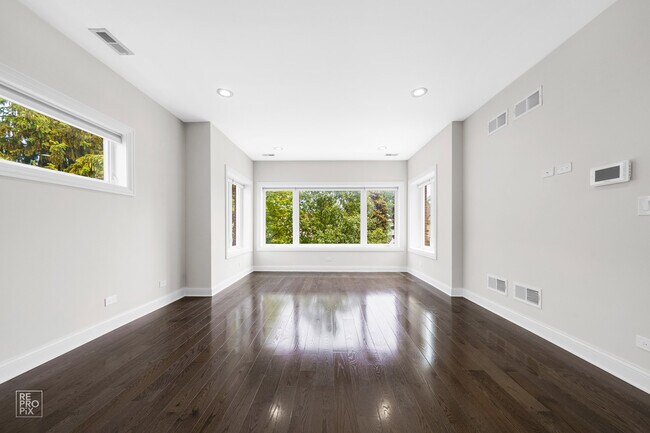 Building Photo - 4542 N Kenton Ave