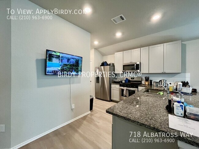 Building Photo - Charming 3 Bedroom Home with 2 Full Bathro...