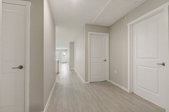 Foto del edificio - CHARMING 4-BEDROOM IN NEWLY CONSTRUCTED VALLE SOL