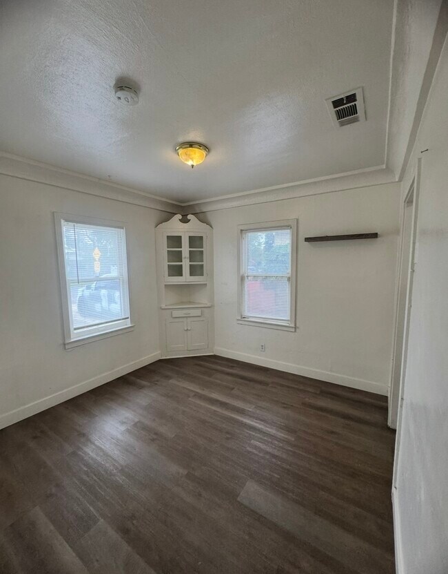 Foto del edificio - 1361 N Safford Ave