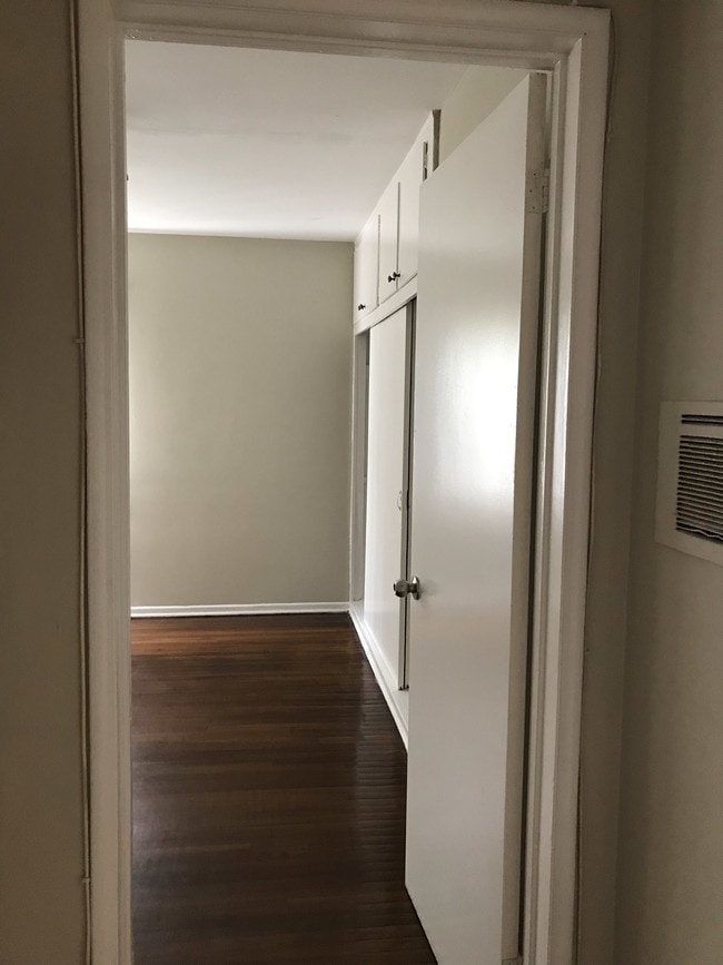 Building Photo - 917 N Hudson Ave