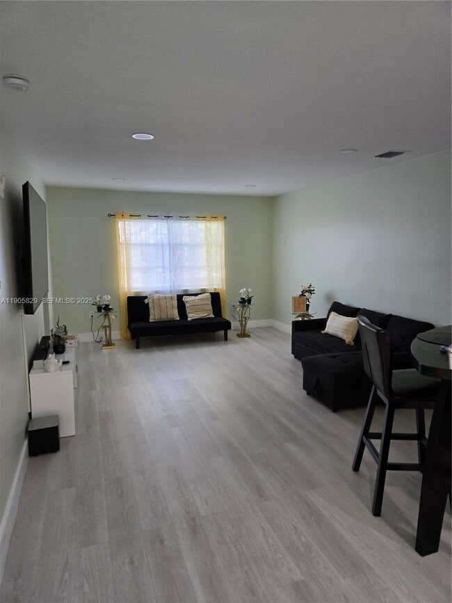 Building Photo - 251 NE 187th St