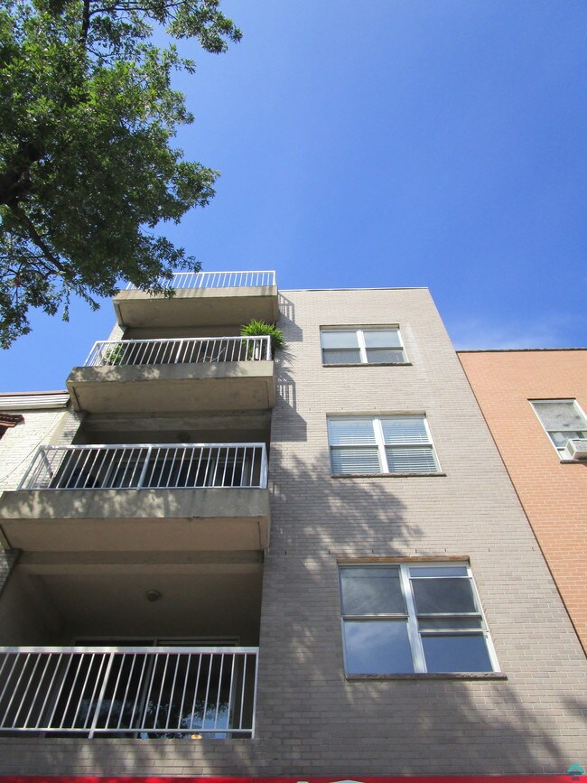 Building Photo - 611 Grand St