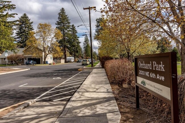 Foto del edificio - Wonderful home on large corner fenced lot in desired mid-town with views!