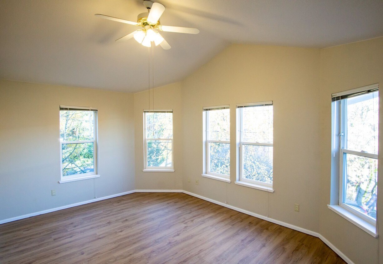 Top Floor 2/2 w/Condo Finishes + Vaulted Ceilings!! - Top Floor 2/2 w/Condo Finishes + Vaulted Ceilings!!