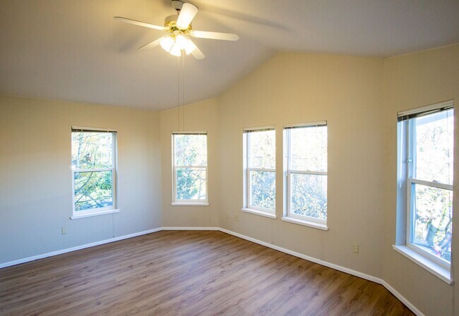 Top Floor 2/2 w/Condo Finishes + Vaulted Ceilings!! - Top Floor 2/2 w/Condo Finishes + Vaulted Ceilings!!