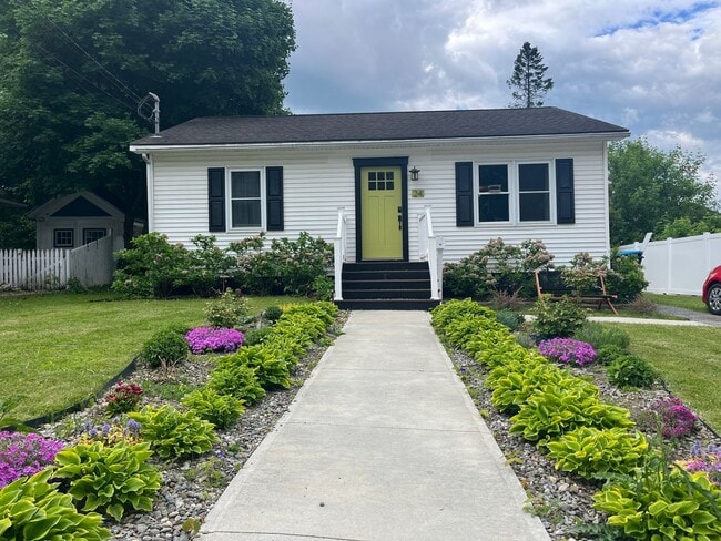 Building Photo - Beautiful Two Bedroom Single Family in the...